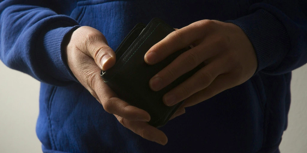 Ein Mann mit einer Brieftasche.