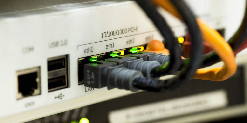 Netzwerktechnologie mit Kabeln.
