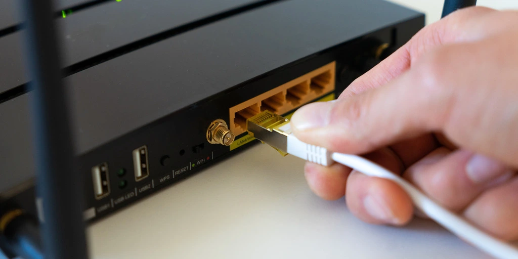 Eine Router mit Kabel.