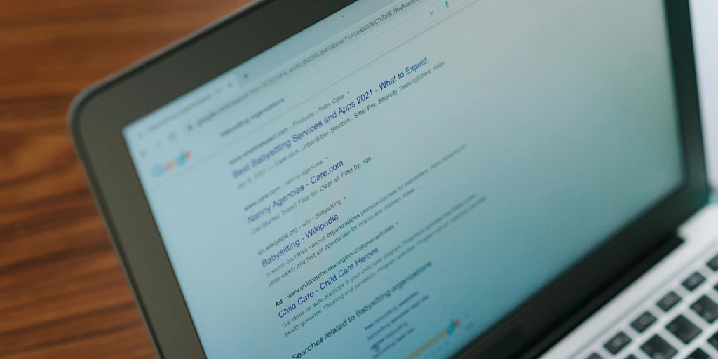 Ein Laptop mit einem geöffneten Webbrowser